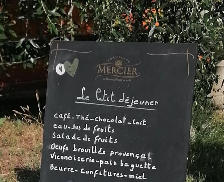 La Fee Viviane Et Michel L'Enchanteur Robion en Luberon Exterior photo
